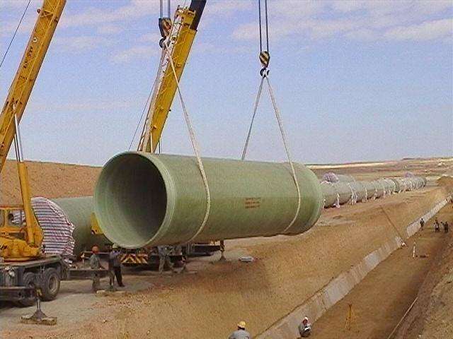 玻璃鋼夾砂管道吊裝現場